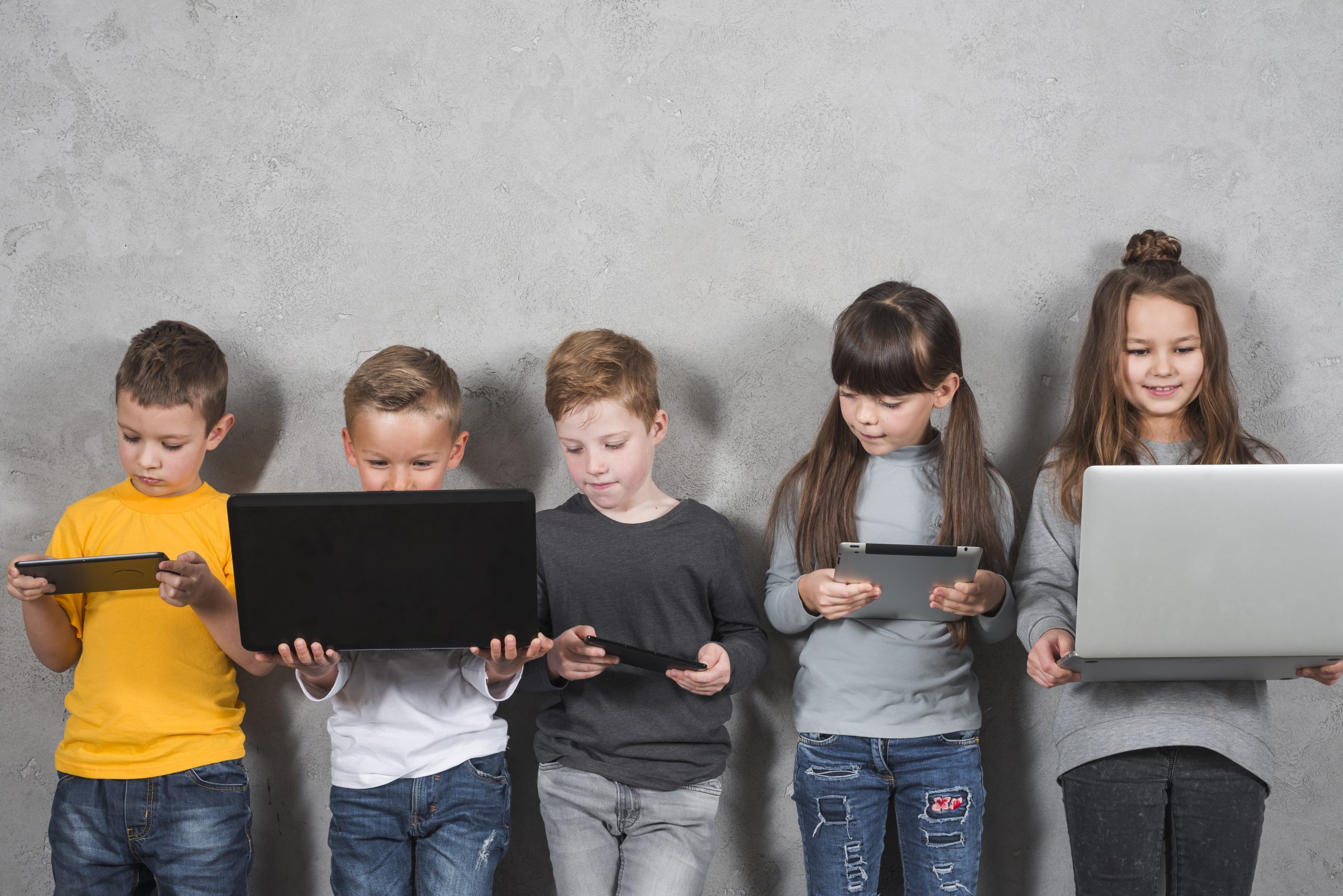 bambini-che-utilizzano-dispositivi-elettronici